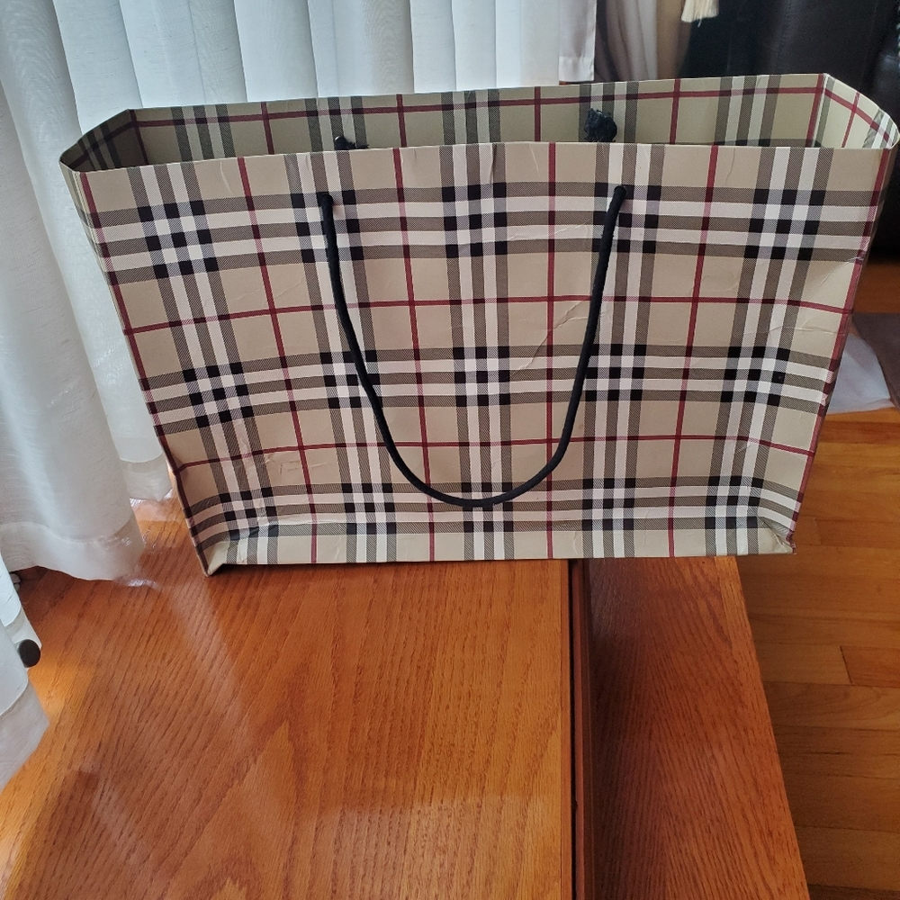 Burberry shopping bag 🛍